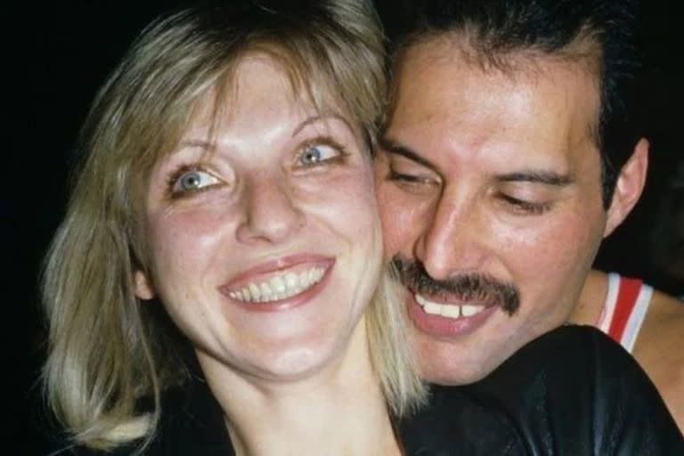 Mercury le legó gran parte de sus posesiones a Mary Austin, quien fuera su ex pareja y luego su amiga personal, una vez que le confesó su homosexualidad