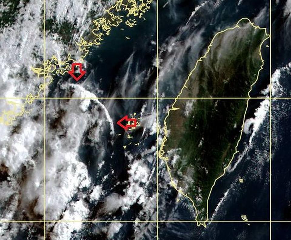 海峽出現「弧狀雲線」，鄭明典示警今晚影響台灣西南部。（圖：鄭明典臉書）