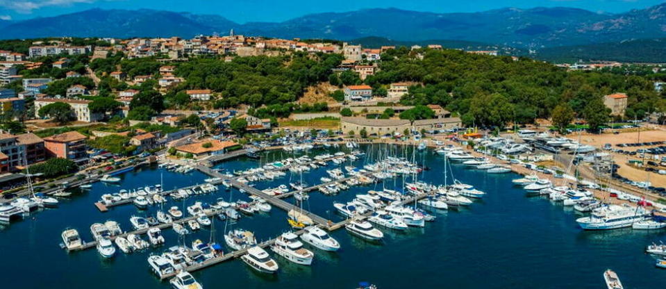 À Porto-Vecchio, comme dans le reste de la Corse, le projet du CDI saisonnier est au point mort.  - Credit:ROBERT PALOMBA / ONLY FRANCE / Only France via AFP