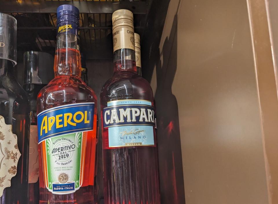 <span>Aperol- und Campari-Flasche in einem österreichischen Supermarkt, 26. Juni 2024</span><div><span>Zwins</span></div>