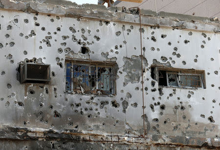 A damaged building is seen following a security campaign against Shi'ite Muslim gunmen in the town of Awamiya, in the eastern part of Saudi Arabia August 9, 2017. REUTERS/Faisal Al Nasser