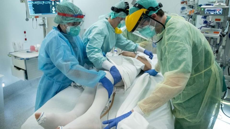 Doctores atendiendo a un paciente con covid-19 en un hospital de Bruselas, en Bélgica.