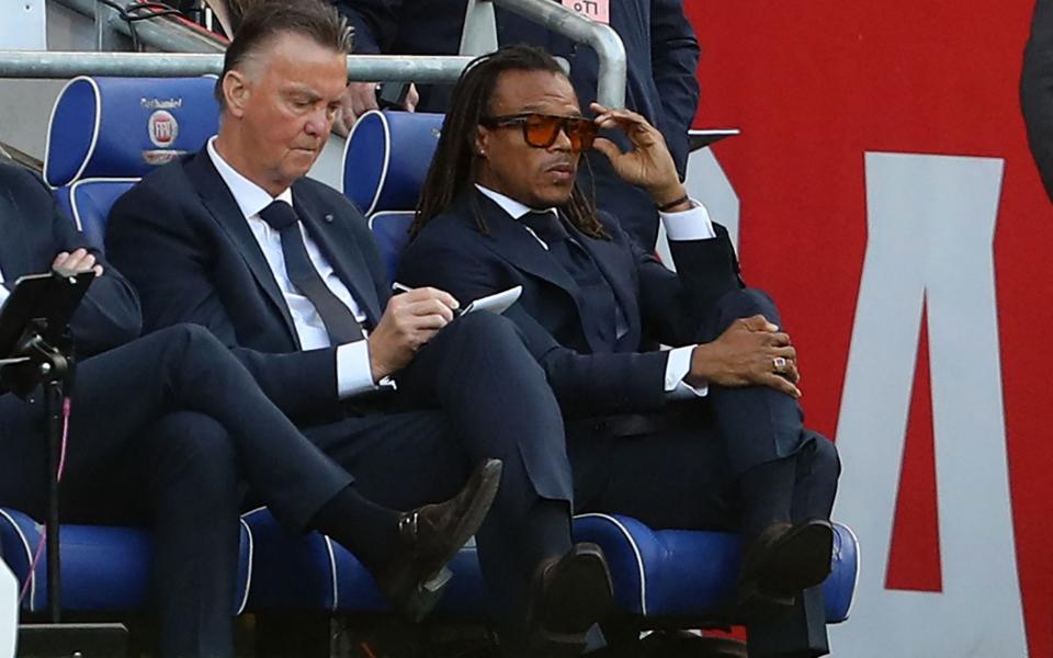 Netherlands' coach Louis van Gaal (L) and his assistant Edgar Davids - AFP