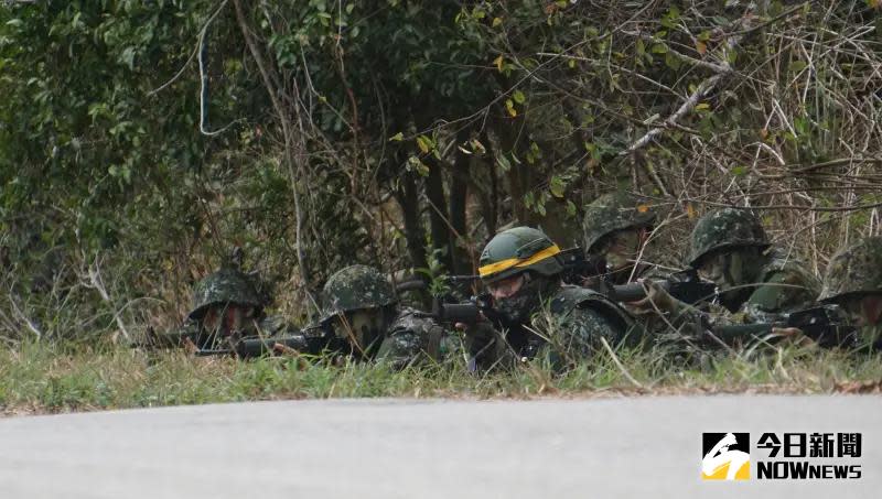 ▲一年期義務役男期末鑑測，模擬戰術行軍遇敵時實施隱蔽射擊。（圖／記者呂炯昌攝，2024.03.20）