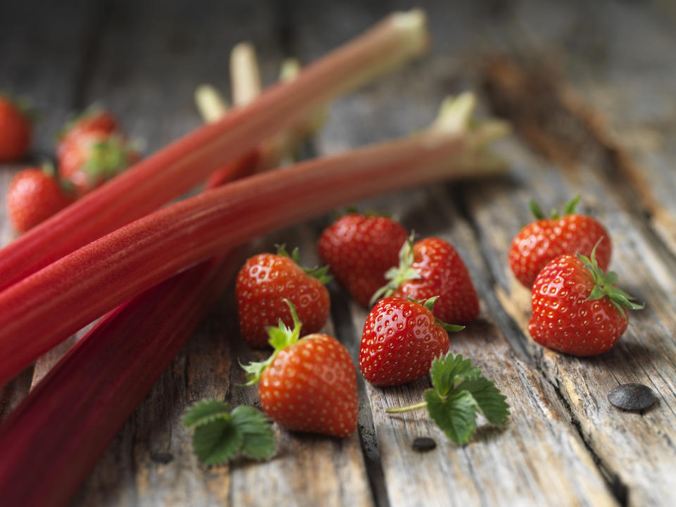 Rhabarber wird häufig zusammen mit Erdbeeren zubereitet (Symbolbild: Getty Images)