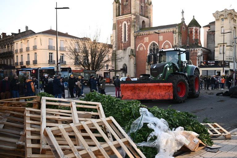 Los agricultores junto a un montón de escombros en Agen, suroeste de Francia, el 25 de enero de 2024. (AFP)