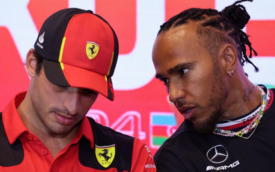 Ferrari's Spanish driver Carlos Sainz Jr (L) and Mercedes' British driver Lewis Hamilton attend a press conference ahead of the Formula One Azerbaijan Grand Prix - Getty Images/Giuseppe Cacace