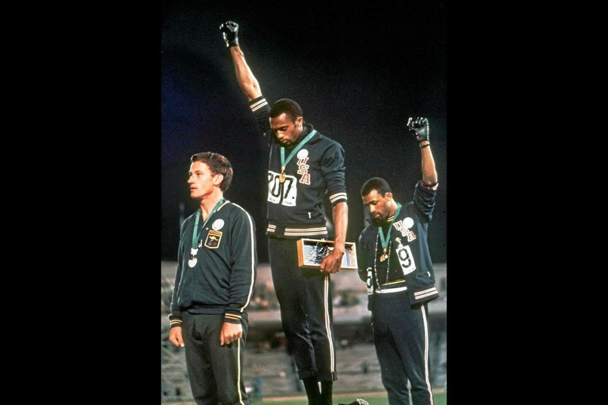 Le 16 octobre 1968, Tommie Smith et John Carlos lèvent le poing lors de la cérémonie de remise des médailles du 200 mètres aux JO de Mexico. Ils effectuent alors un « salut pour les droits de l'homme », selon Carlos.    - Credit:/AP/SIPA / SIPA / /AP/SIPA