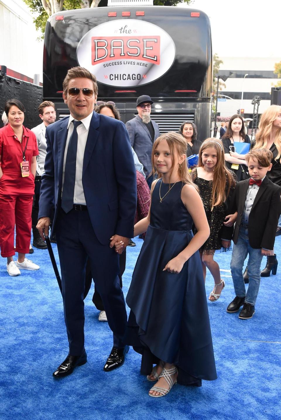 傑瑞米雷納（左）拿著拐杖，牽著10歲的女兒艾娃（右）一起出席首映。（Disney+提供）