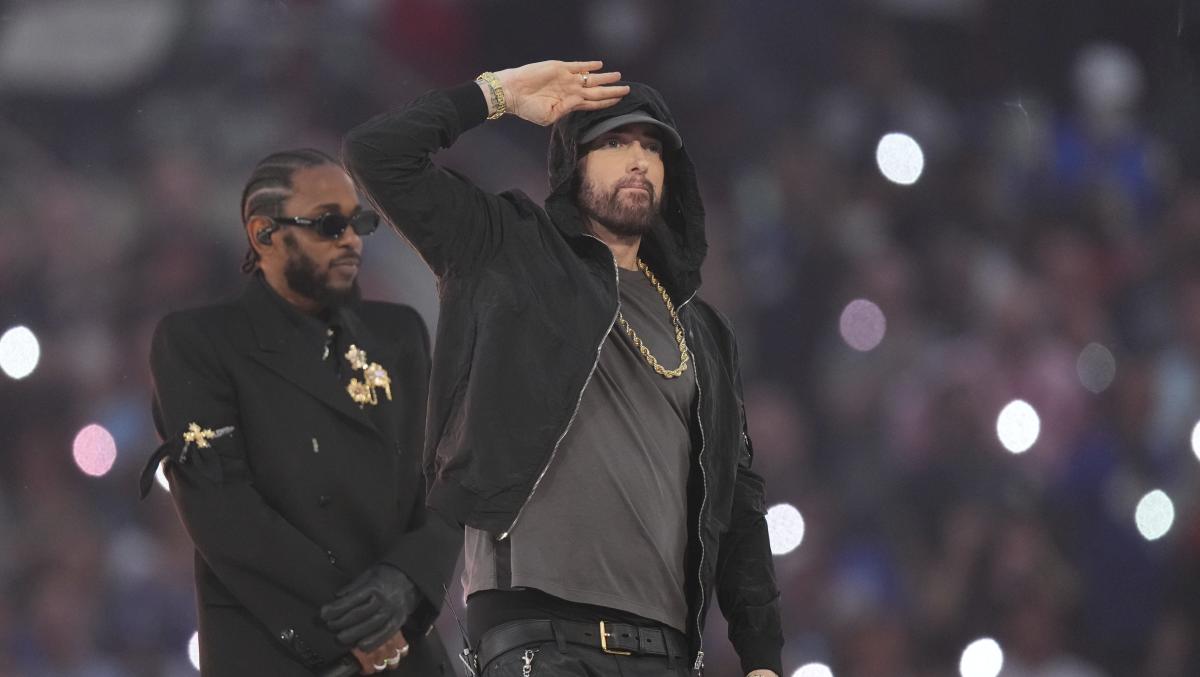 Eminem Takes A Knee In Super Bowl Halftime Show – Review – Deadline