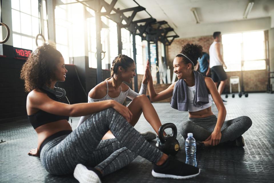 Ein gutes Training sollte euch ein gutes Gefühl geben, auch (oder gerade) wenn es anstrengend ist, meint ein Personal Trainer. - Copyright: PeopleImages/Getty Images