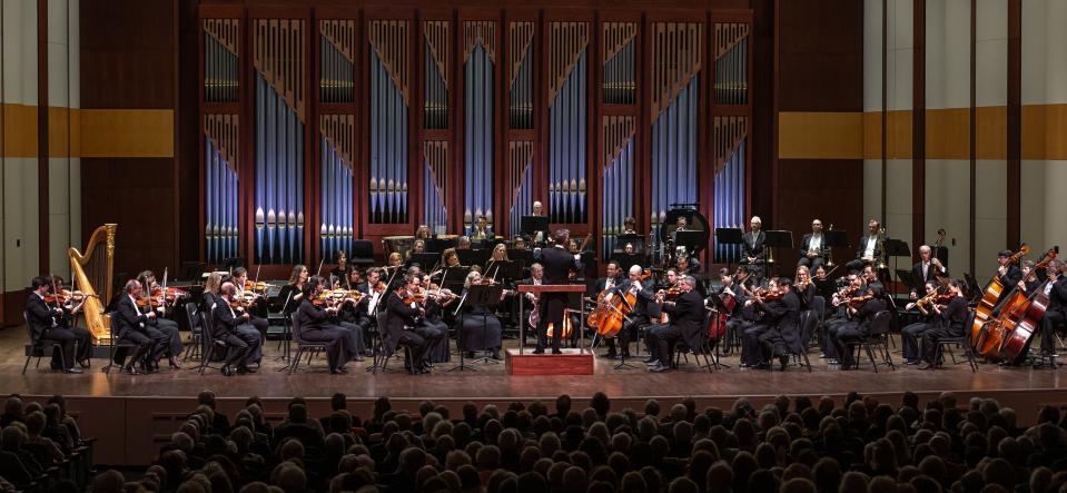 Alexander Shelley conducting the Naples Philharmonic at Artis—Naples.