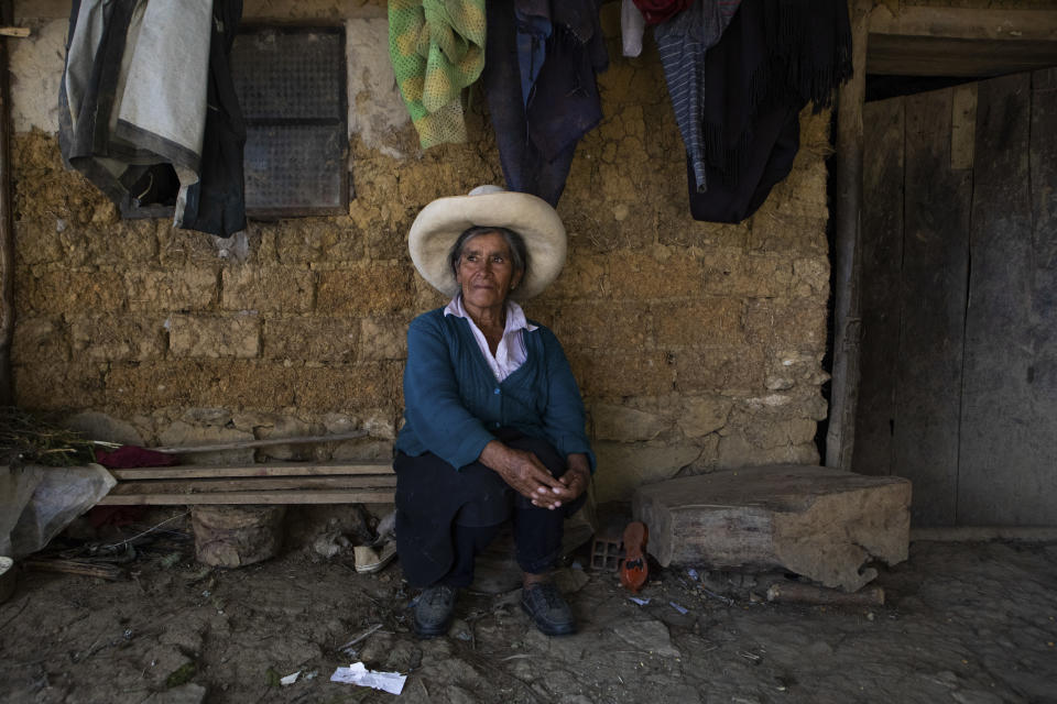 Una familia construyendo una casa en Chota, la provincia natal de Castillo. Muchos peruanos rurales dicen que sus vidas se han vuelto más difíciles durante la presidencia de Castillo. (Marco Garro/The New York Times)