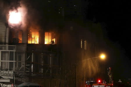 Flames rise from Saudi Arabia's embassy during a demonstration in Tehran January 2, 2016. REUTERS/TIMA/Mehdi Ghasemi/ISNA