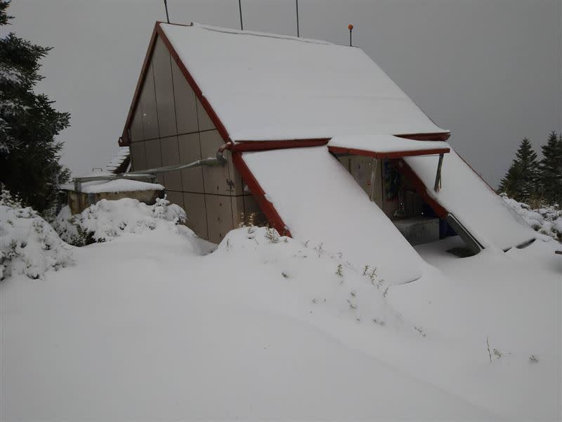 雪霸桃山山屋被白雪覆蓋，夢幻銀白雪景，美不勝收。（圖／雪霸處志工張慧芳提供）