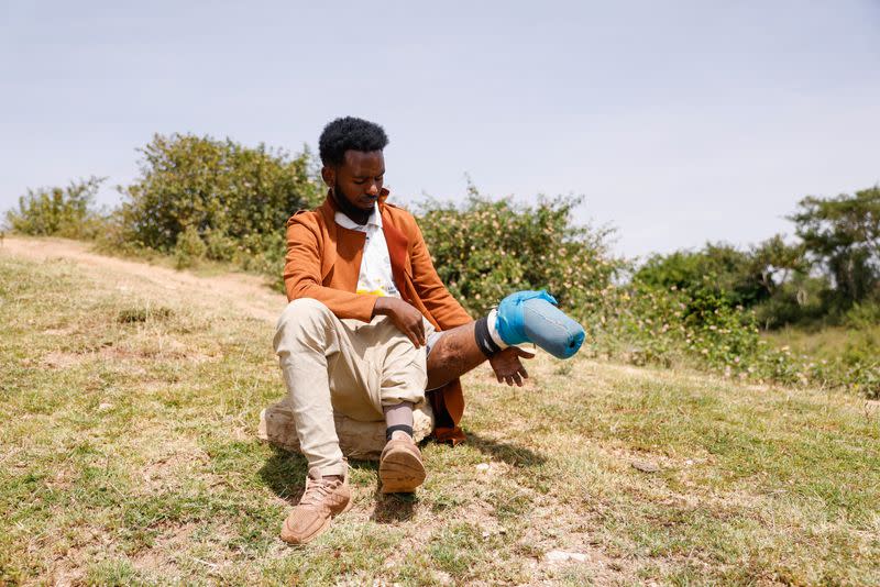 Mustafa Sofian, de 22 años, un migrante etíope que dijo haber perdido su pierna izquierda después de que los guardias fronterizos saudíes dispararan contra él