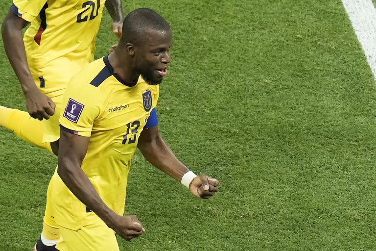 Enner Valencia celebra después de anotar el segundo gol de Ecuador durante el partido inaugural contra Qatar en la Copa Mundial en el estadio Al Bayt en Al Khor, Qatar, el domingo 20 de noviembre de 2022. (AP Foto/Hassan Ammar)