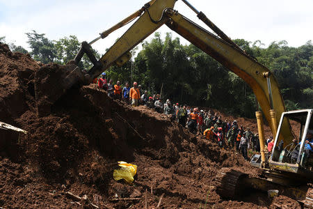 Rescuers are pictured during a rescue operation after a landslide triggered by heavy rain hit Banaran village in Ponorogo, East Java province, Indonesia, April 2, 2017 in this photo taken by Antara Foto. Antara Foto/Zabur Karuru/ via REUTERS