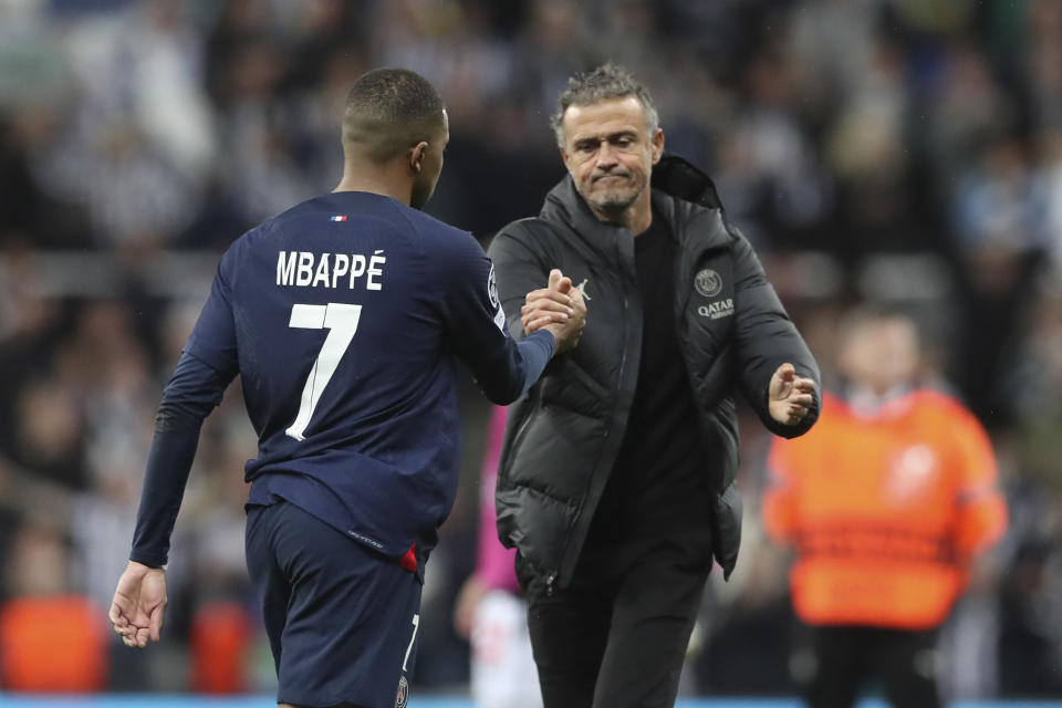 Kylian Mbappé estrecha la mano del español Luis Enrique, técnico del París Saint-Germain, tras la derrota ante Newcastle en la Liga de Campeones, el miércoles 4 de octubre de 2023 (AP foto/Scott Heppell)