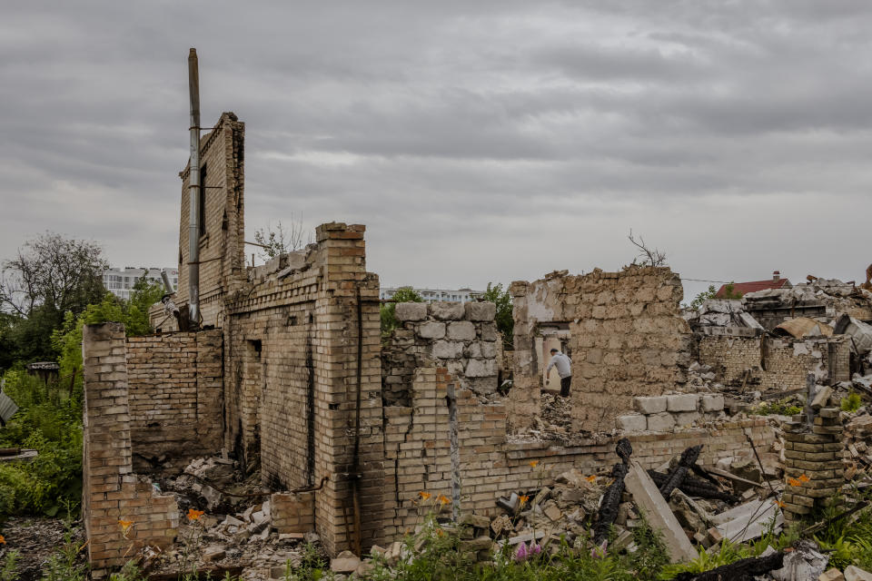 Yehor Stanislavchuk se reúne con su abuela, Lyudmila Kuchmanich, en su departamento de dos habitaciones en Bucha, Ucrania, el 9 de julio de 2022. (Daniel Berehulak/The New York Times)
