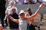 Poland's Iga Swiatek celebrates winning her semifinal match against Russia's Daria Kasatkina in two sets, 6-2, 6-1, at the French Open tennis tournament in Roland Garros stadium in Paris, France, Thursday, June 2, 2022. (AP Photo/Michel Euler)
