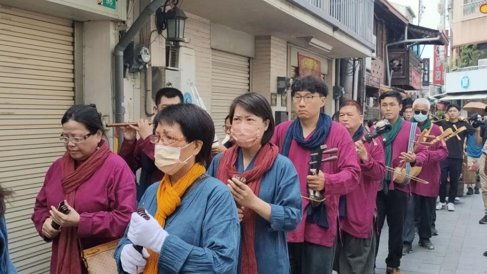 鳳鳴社舉辦「與神同行」活動，以邊走邊唱形式，至各廟宇參拜。 （記者林雪娟攝）