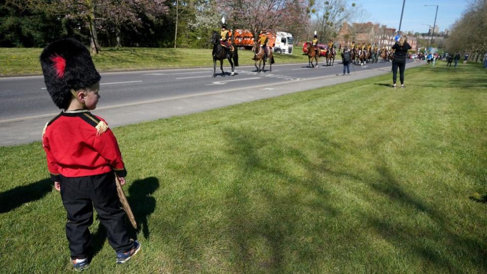 Un niño vestido como un guardia real