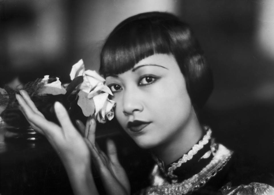 Wenn in Hollywood die Rolle der schönen Exotin zu besetzen war, kam sie zum Zug: Anna May Wong. Die Tochter chinesischer Einwanderer kam in Los Angeles zur Welt und hatte zeitlebens mit Rassismus zu kämpfen, und auch die Rollen, die sie spielen musste, blieben meist auf Stereotypen beschränkt. Heute gilt sie als erster chinesischstämmiger Filmstar der Welt. (Bild: General Photographic Agency/Getty Images)