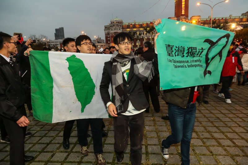 ２０１６年總統府前元旦升旗典禮，台獨人士持民進黨旗至現場高呼台灣獨立。（顏麟宇攝）