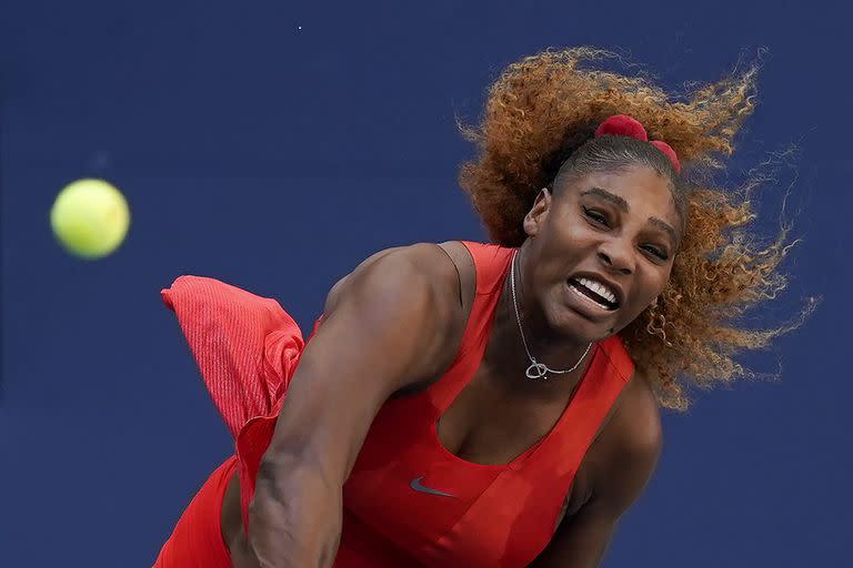 Serena Williams saca contra Sloane Stephens en la tercera ronda del US Open, 5 de septiembre de 2020 en Nueva York.