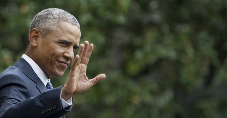 US President Barack Obama waves as walks across the South Lawn of the White House to board Marine One on August 31, 2015, in Washington, DC