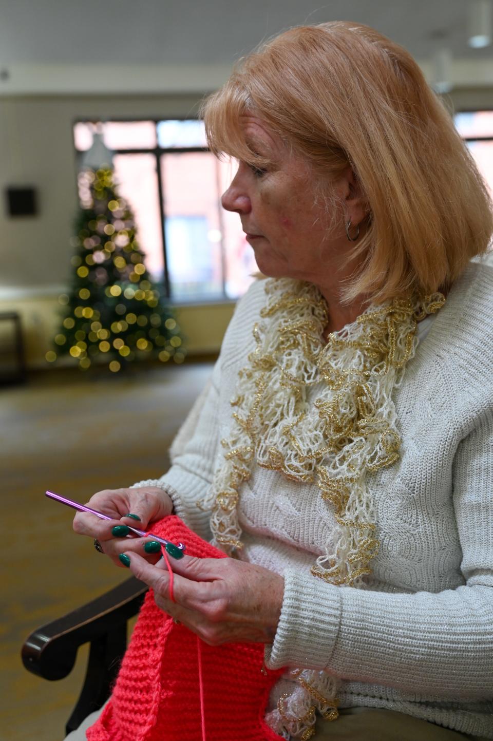 Penny Wickham knits a scarf on Thursday, Dec. 15, 2022, in Independence Village of East Lansing.