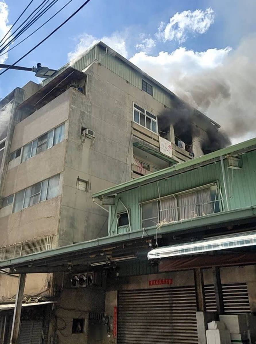 高雄市三民區一棟公寓發生火警，濃煙不斷從窗戶竄出。（圖：民眾提供）