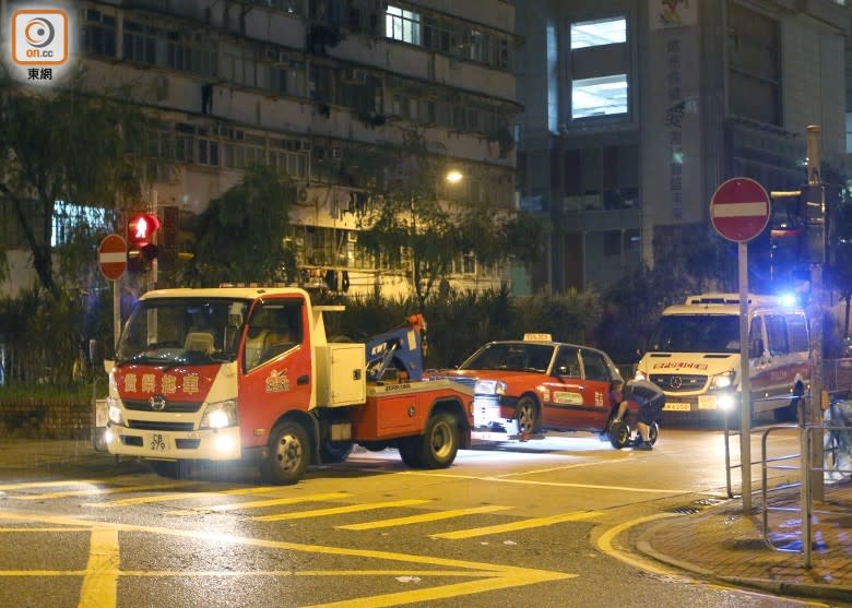 涉事的士由拖車拖走。(梁頴福攝)