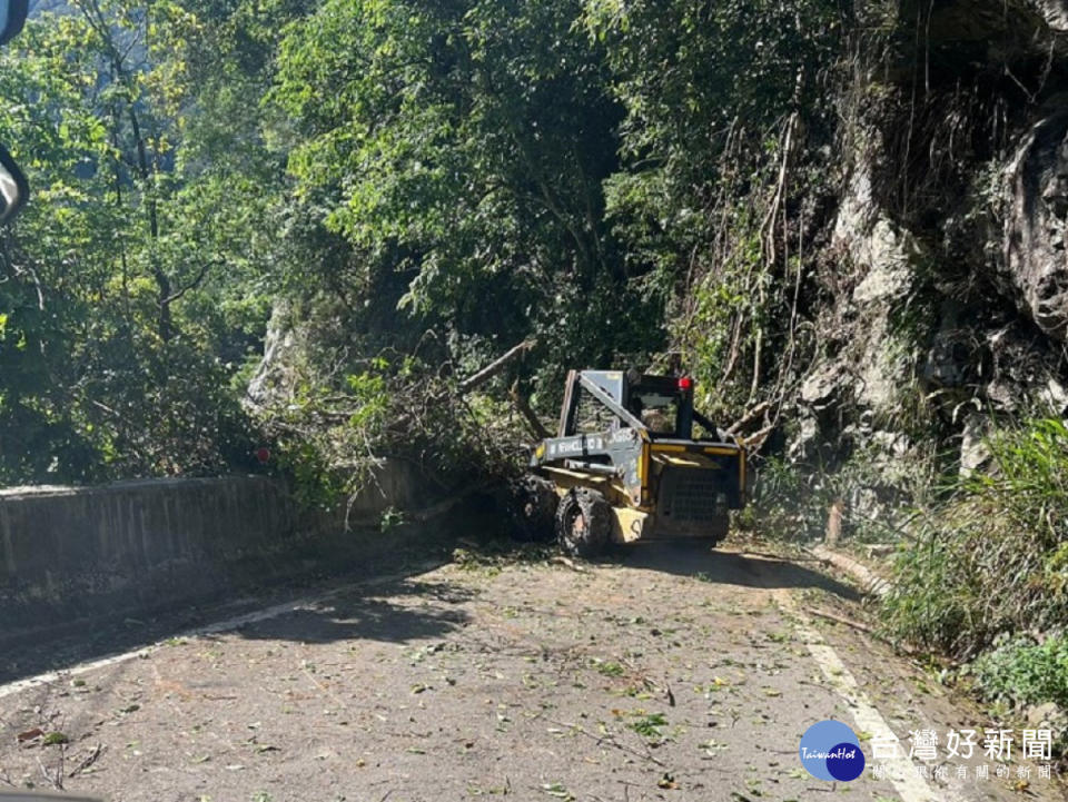 持續性大雨易造成山區道路坍方、落石及樹木倒塌等災害發生。