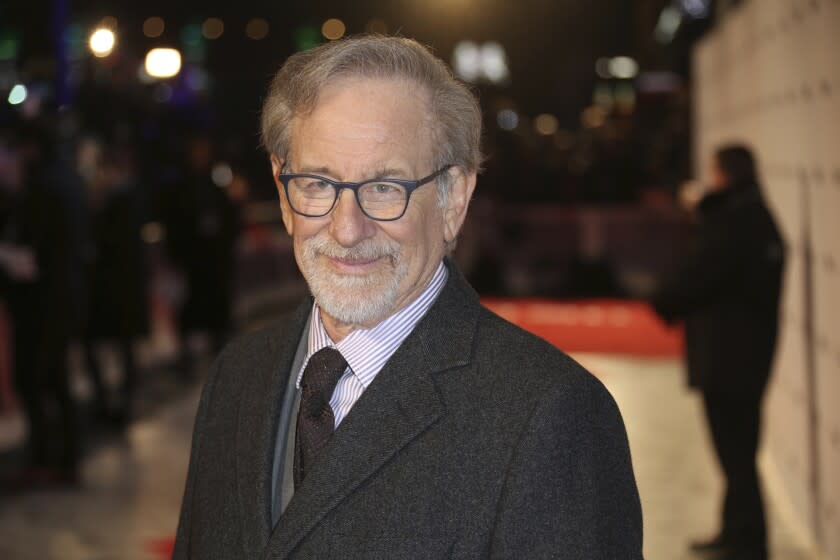 ARCHIVO – El director Steven Spielberg posa a su llegada al estreno de la película "The Post" en Londres el 10 de enero de 2018. Spielberg llevará su película muy personal "The Fabelmans" al Festival Internacional de Cine de Toronto a finales del año, dijeron los organizadores el viernes 22 de julio de 2022. (Foto Joel C Ryan/Invision/AP, archivo).