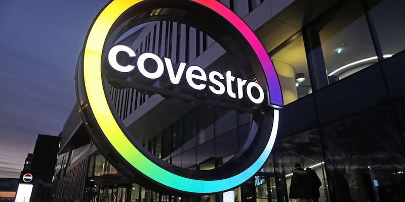 Das Logo des Kunststoffkonzerns Covestro leuchtet am Morgen vor der Unternehmenszentrale am Chempark Leverkusen.<span class="copyright">Oliver Berg/dpa</span>