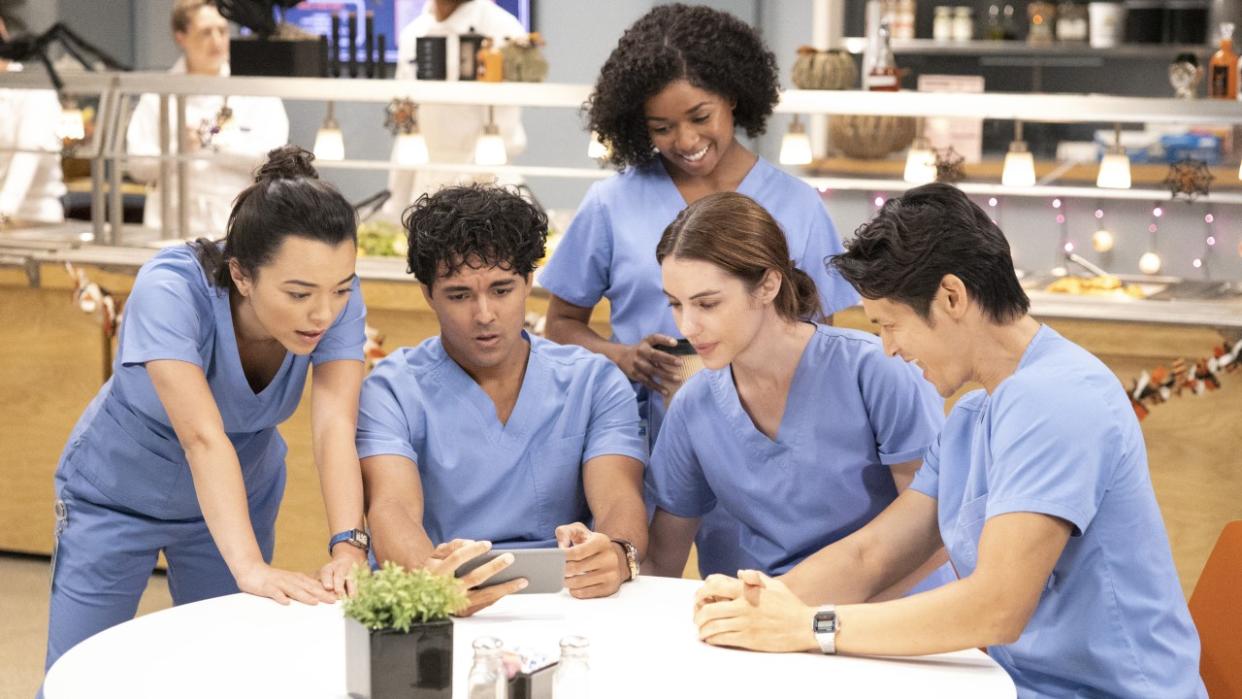  Midori Francis, Harry Shum Jr., Adelaide Kane, Alexis Floyd and Niko Terho on Grey's Anatomy. 