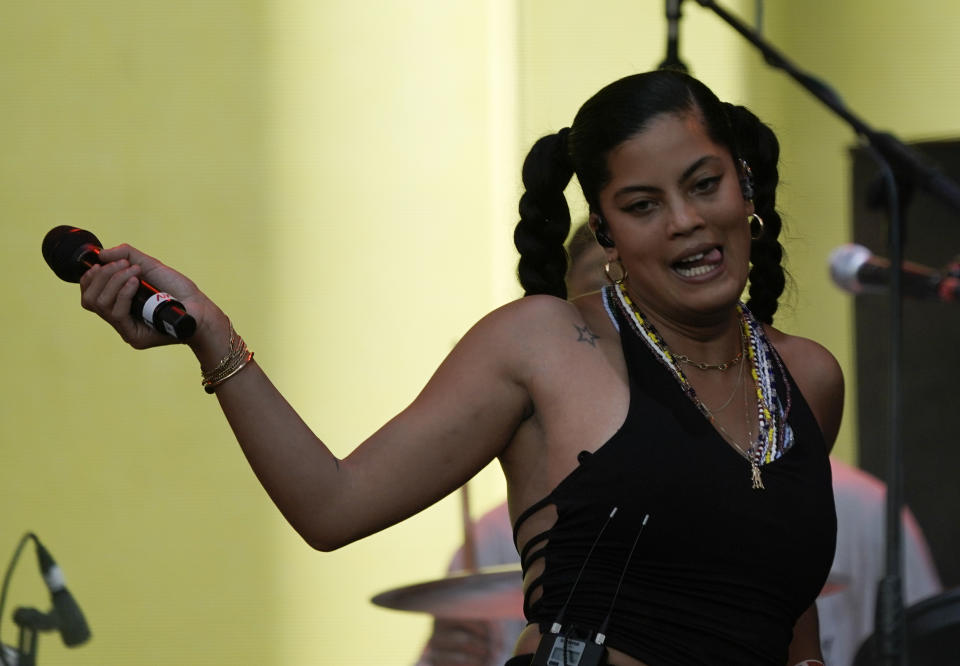 Naomi del dúo franco-cubano Ibeyi durante su concierto en el festival Corona Capital en la Ciudad de México el 19 de noviembre de 2022. (Foto AP/Eduardo Verdugo)