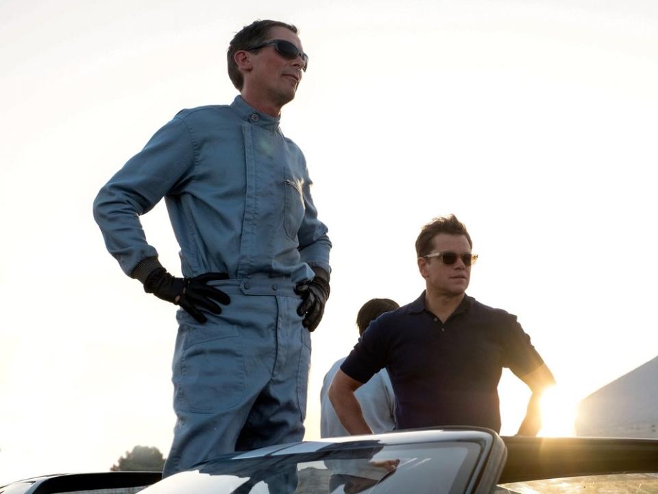 "Le Mans 66 - Gegen jede Chance": Ken Miles (Christian Bale, l.) und Carroll Shelby (Matt Damon) haben Benzin im Blut. (Bild: ZDF/Merrick Morton)