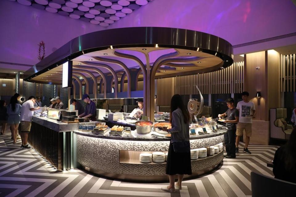 餐廳設有250個座位，在空間規劃上下了功夫，設計摩登新穎。