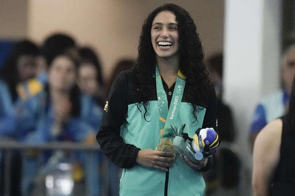 La mexicana Gabriela Agúndez con la medalla de oro que ganó en la final de clavados desde la plataforma de 10 metros en los Juegos Panamericanos de Santiago, Chile, el sábado 21 de octubre de 2023. (AP Foto/Eduardo Verdugo)