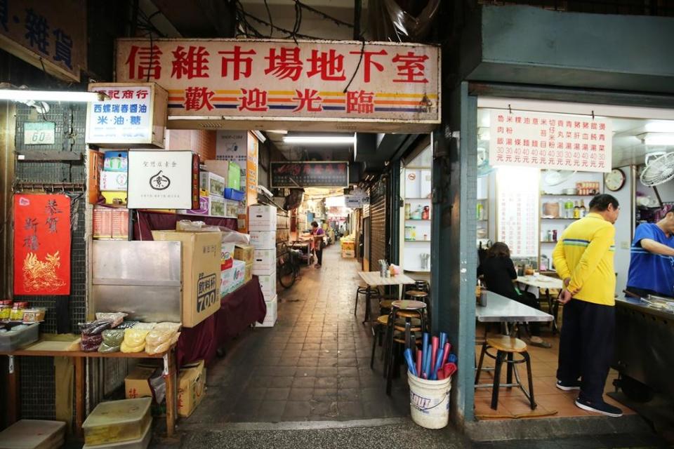 「四喜食品行」隱身於台北「信維市場」的2樓。