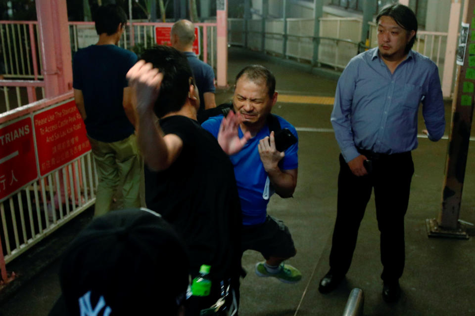 A pro-government supporter scuffles with an anti-extradition supporter outside the office of pro-China lawmaker Junius Ho in Tsuen Wan in Hong Kong, China July 22, 2019. (Photo: Edgar Su/Reuters)