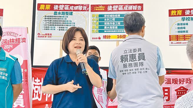 台南市第1選區立委選舉，爭取連任的民進黨立委賴惠員（正面著黑衣）10日舉辦5場座談會，希望選民繼續支持。圖為在後壁區舉行座談會的畫面。（張毓翎攝）