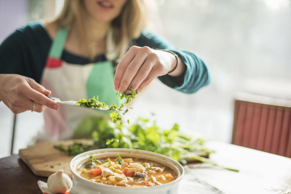 Frisch gemahlene Gewürze oder geschmacksintensive Kräuter können einen Großteil des Salzes, den wir beim Kochen verwenden, ersetzen (Bild: Getty Images)