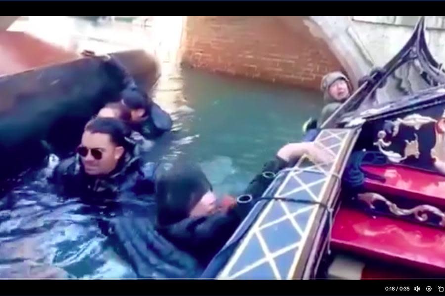 Turistas en Venecia se quedan bajo el agua luego de volcadura de góndola 