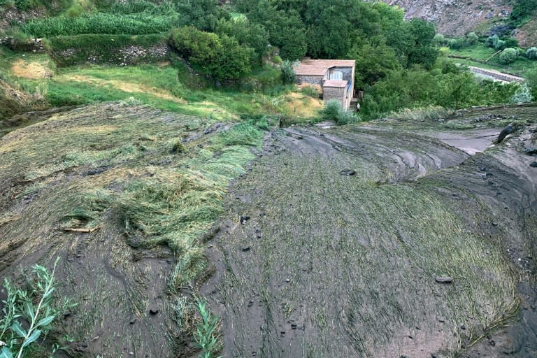 Un campo de cultivo destruido por las inundaciones provocadas por las intensas lluvias en la localidad de Pesgaran, en la provincia afgana de Panjshir, el 15 de julio de 2024 (-)