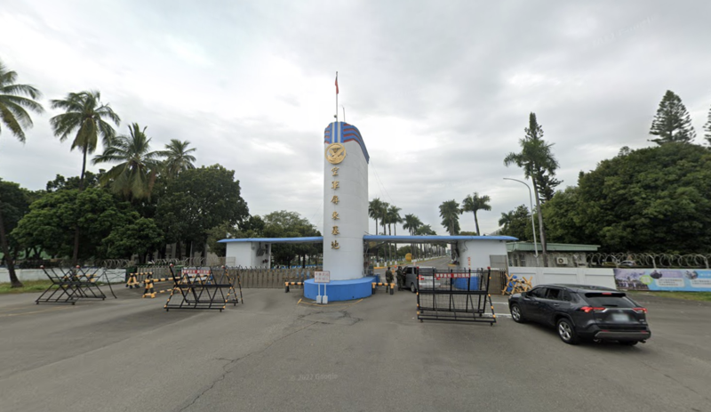 空軍屏東基地今日下午驚傳集體食物中毒，共有90名官兵送醫。（翻攝自Google Maps）