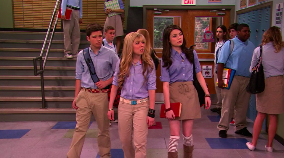 Freddie, Sam, and Carly walking into school in their uniforms in "iCarly"